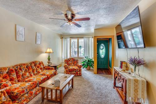 Mount Carmel House | Home 13 Mi to Knoebels Amusement Resort