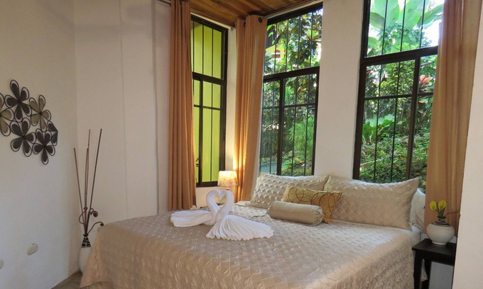 Valle Pura Vida House | Home Away Fom Home, 1200Sq/Ft,King bed,Full Kitchen,A/C,WiFi,Pool,Gated