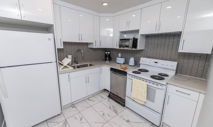 Calgary House | Home away from home 5 min away From away from dt cozy full townhome pet friendly