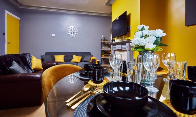 Beeston House | Home away from Home Entire 2 bedroom house