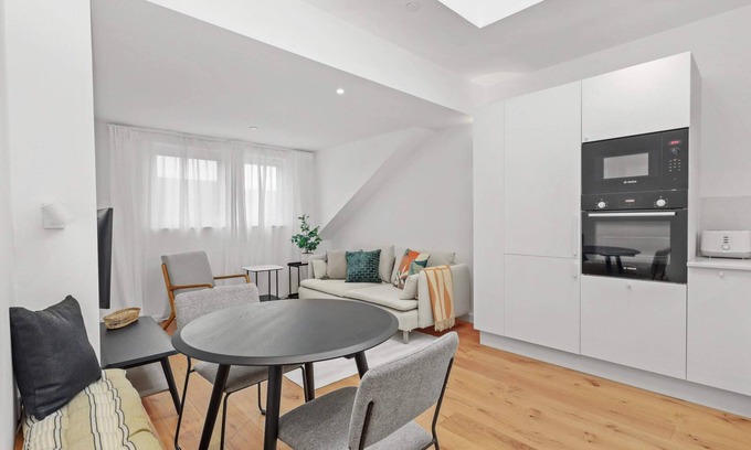 Eastbourne City Centre Apartment | Home Away from Home Stylish Apartment Retreat