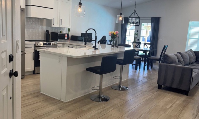 Mira Loma House | Home Away from Homen6 beds