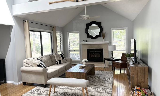 Dam Neck House | Home Blocks away from Beach!
