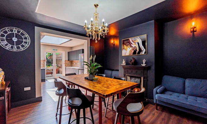 Heathrow Villages House | Home in a Hotel Style-London Heathrow Airport