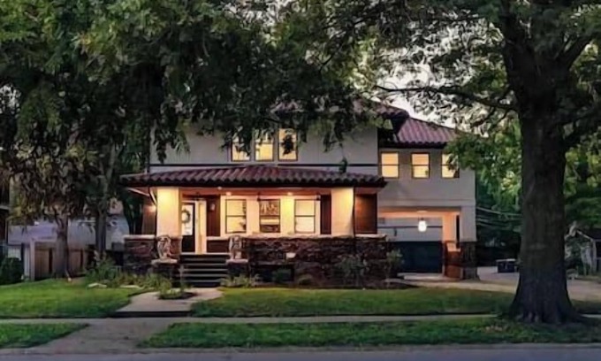 Manhattan House | Home in Manhattan Spacious and great location