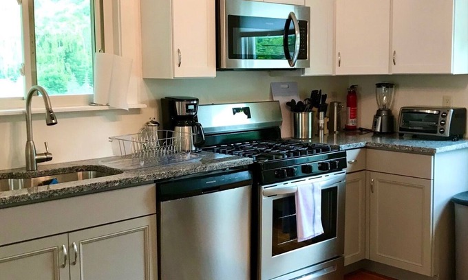 Roxbury Apartment | Home in the heart of Roxbury, renovated 3-br apt