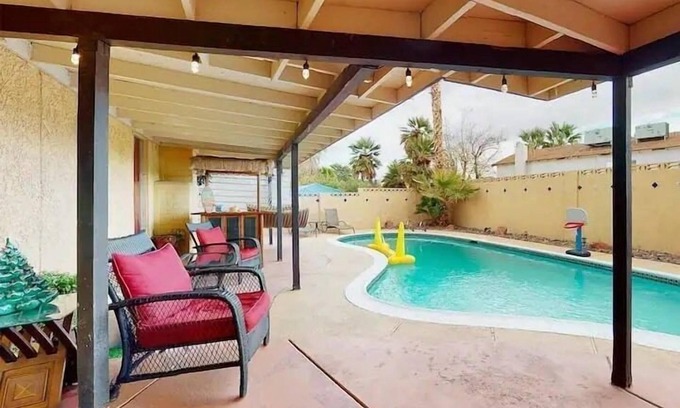 Paradise House | Home in the heart of Las Vegas, private pool and pet friendly.