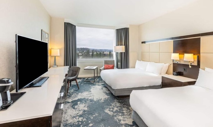 Redwood Shores Hotel | Home-like Accommodations! 3 Comfortable Units, Onsite Pool, Pets Allowed