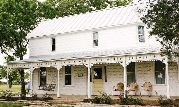 Fredericksburg House | Home minutes to wineries w/hot tub - The Oswald