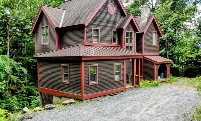 Ludlow House | Home near the Bull Run Trail with fireplace, washer/dryer & cable