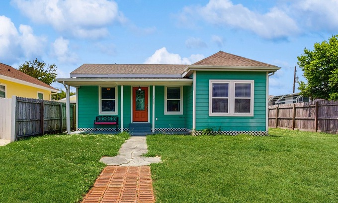 Galveston House | Home near The Strand & beach access with enclosed backyard, patio, & central AC