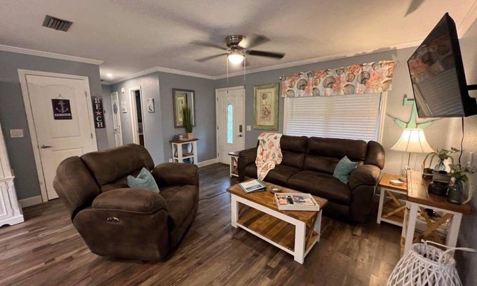 Crystal River Bed & Breakfast | Home of the Manatees! A pet-friendly, two-bedroom bed and breakfast