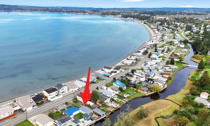 Birch Bay House | Home on creek near Birch Bay State Park
