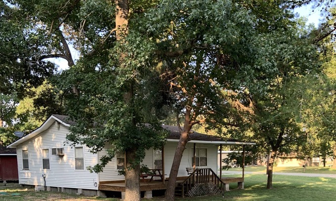 Huntsville Cottage | Home on Lake Conroe. Lakeview home on edge of National Forest, near Huntsville.