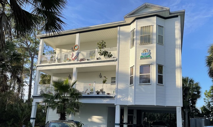 East End House | Home on St. George Island 2 blocks to the beach!