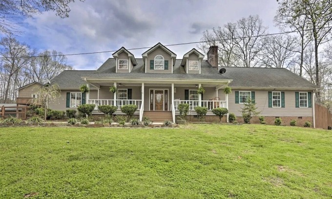 Summerville House | Home - Retreat w/Pool and Hot Tub on 5 acres !