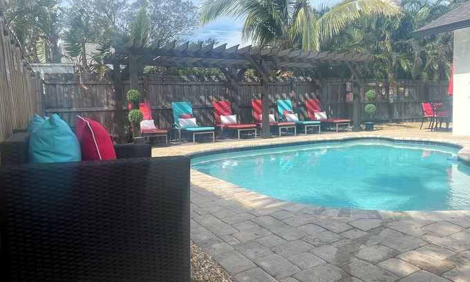 Seminole House | HOME SWEET HOME!☀️ HUGE HOT TUB. HEATED POOL! 7 miles to beach 4BD 2BA updated!