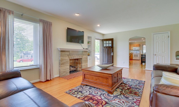 Williamstown House | Home w/Hot Tub + Deck ~ 3 Mi to Ark Encounter!