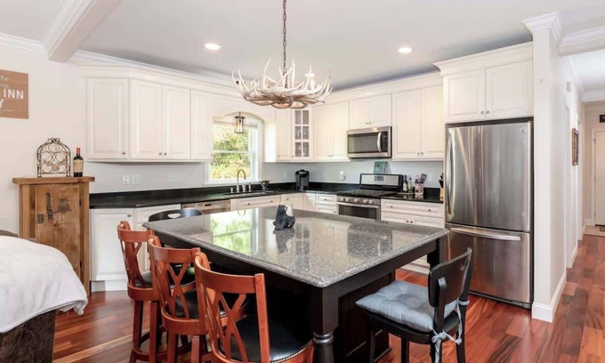 North Woodstock House | Home Walking Distance to Woodstock & Ice Castles