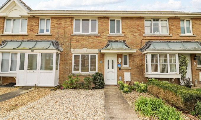 Wyke Regis Cottage | HOME WATERS, pet friendly, with a garden in Wyke Regis