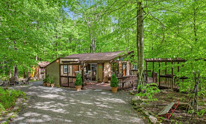 Thornhurst House | Home with deck, kayak, & access to private beach & pool - near skiing, lake