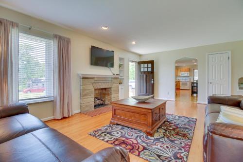 Williamstown House | Home with Hot Tub and Deck about 3 Mi to Ark Encounter!