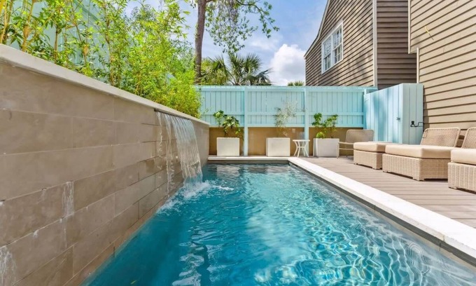 Cannonborough Elliotborough House | Home With Private Pool 'The Blue Lagoon'