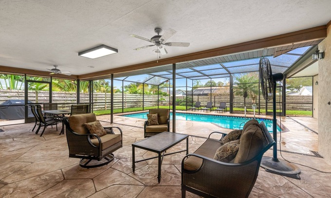 Bradenton House | Home with Screened-In Pool and Patio -Southern Charm