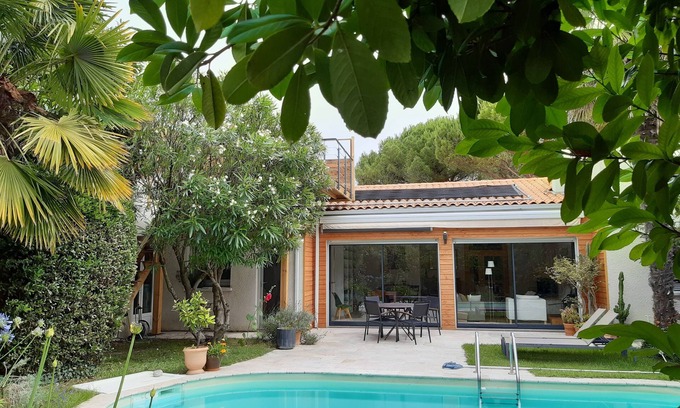 La Rochelle House | Home with south facing pool not overlooked in La Rochelle
