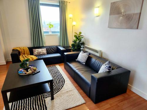 Sheffield Apartment | Home2Home 2 bedroom & 2 bathroom central Apartment with FREE PARKING near University and Hospital