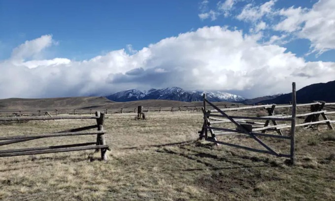 Cameron RV Rental | Homebase RV Hook-up NEXT to Yellowstone - SITE 1