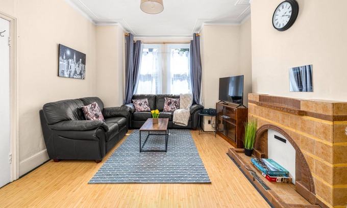 Bowes House | Homely 4-bedroom Home With 2 Baths & Free Parking