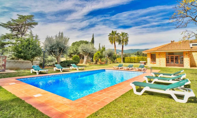Sant Andreu de Llavaneres Villa | Homerez - Big villa 1 km away from the beach for 16 ppl. with swimming-pool