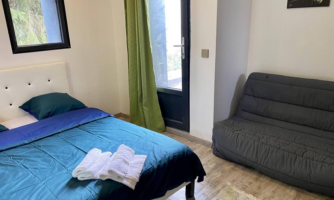 Centre House | Homerez - Amazing house for 5 ppl. with garden and terrace at Montmorency