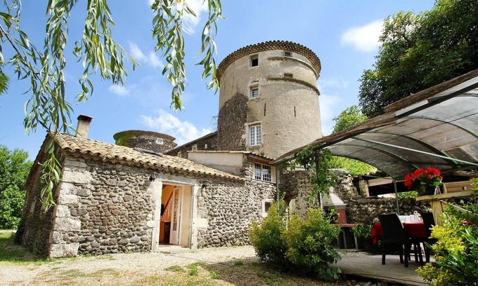 Chomerac House | Homerez - Amazing house for 8 ppl. with shared pool and terrace at Chomérac