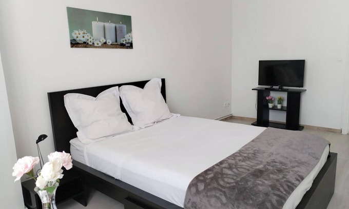 La Courneuve Apartment | Homerez - Apartment in La Courneuve