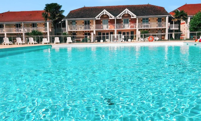 Le Verdon-sur-Mer Apartment | Homerez - Apt Verdon-sur-Mer, Shared Pool