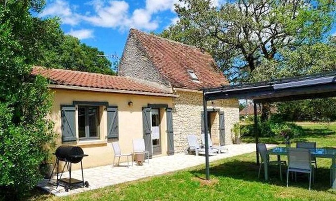 Salviac House | Homerez - Beautiful house for 5 ppl. with shared pool and terrace at Salviac