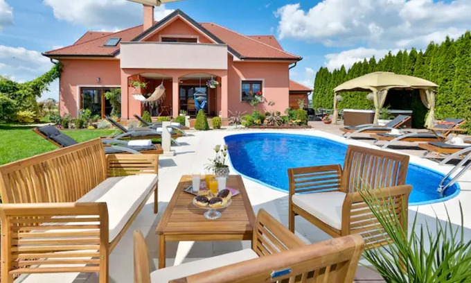 Sveti Ilija Villa | Homerez - Big villa for 10 ppl. with swimming-pool, jacuzzi and garden at Turčin