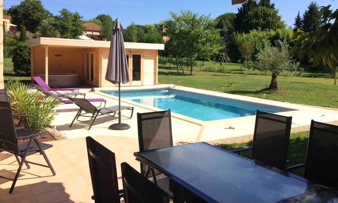 Prayssac Villa | Homerez - Big villa for 10 ppl. with swimming-pool, spa and garden at Prayssac