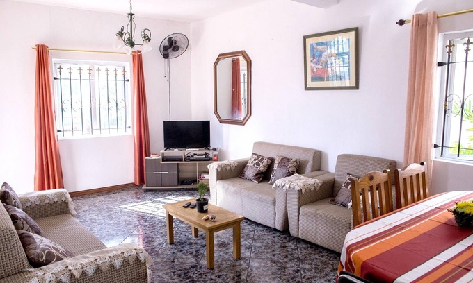 Flic-en-Flac House | Homerez - House 500 m away from the beach for 6 ppl. with garden at Flic en Flac