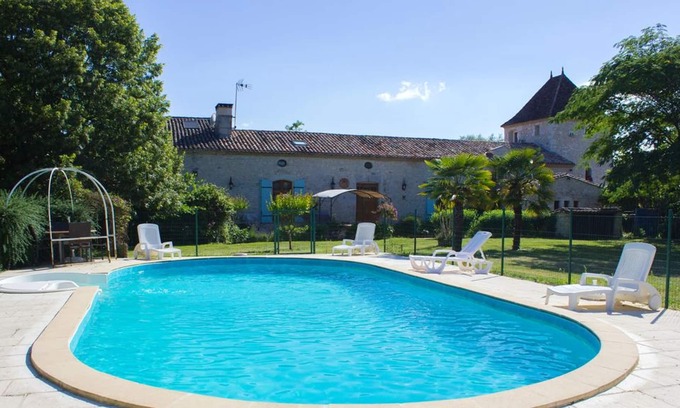 Thenac House | Homerez - House for 13 ppl. with swimming-pool, jacuzzi and garden at Thénac