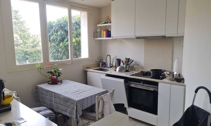 Chatou Apartment | Homerez - Spacious apartment near Chatou with fenced garden