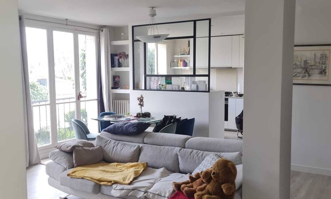 Chatou Apartment | Homerez - Spacious apartment near Chatou with fenced garden