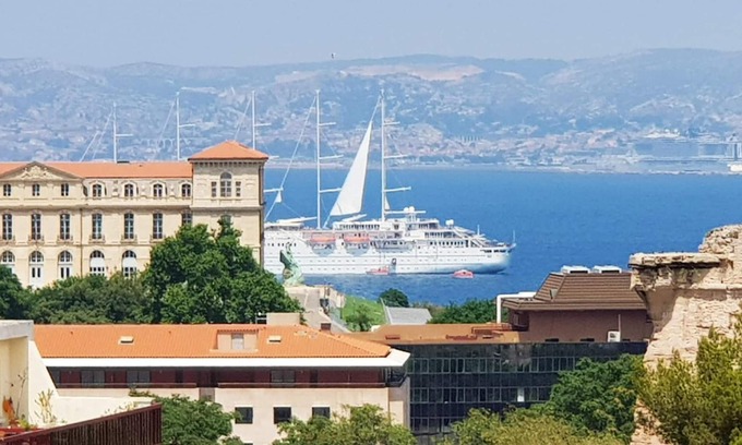 Saint-Lambert Apartment | Homerez - Studio 1 km away from the beach for 3 ppl. with sea view at Marseille