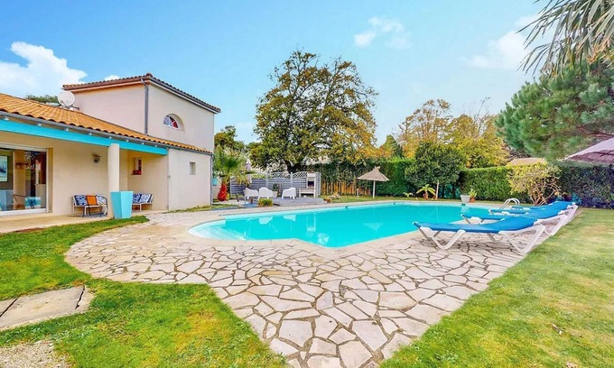 Meschers-sur-Gironde Villa | Homerez - Villa in Meschers-sur-Gironde