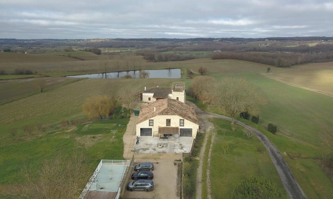 Montpezat-de-Quercy Villa | Homerez - Villa in Montpezat-de-Quercy