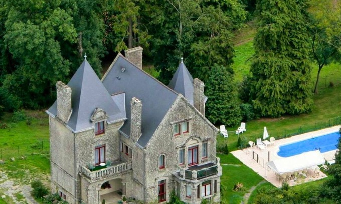 Langoelan Villa | Homerez - Villa for 18 ppl. with swimming-pool, garden and terrace at Langoëlan