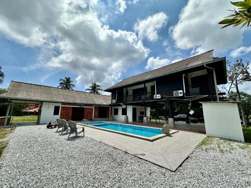 Si Rusa Villa | Homestay The Wooden Port Dickson