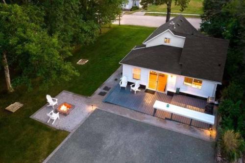Ames House | Hometown Haven- 3 bedroom, Large Yard, Firepit